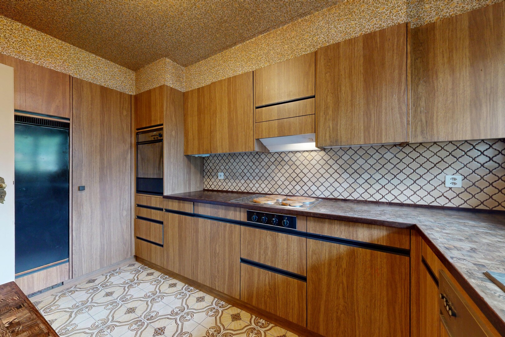 küche mit light floor, ofen, inside property, arbeitsplatten, und dark countertops