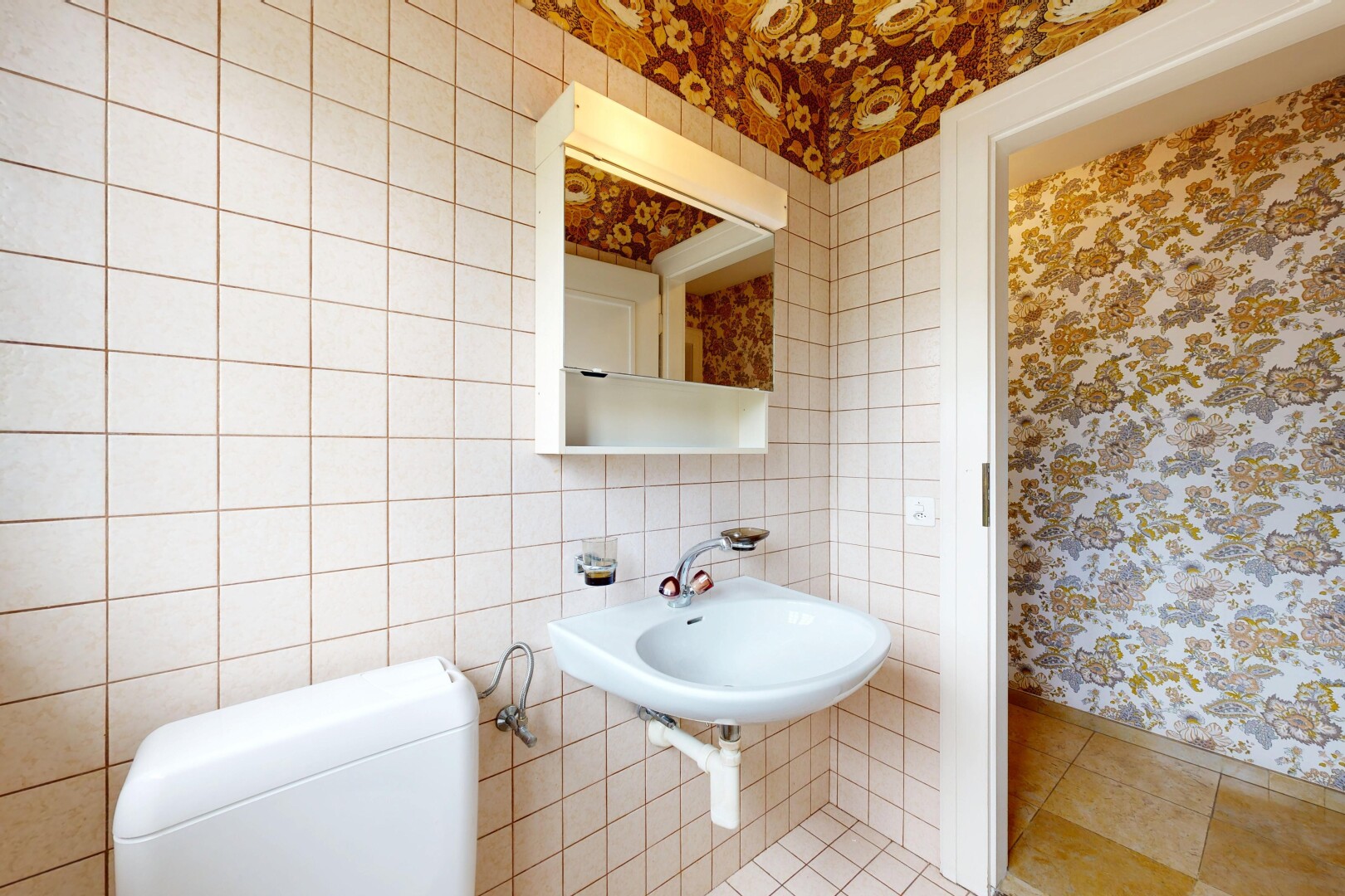 bad mit spiegel, tapetenwand, wallpaper wall, fliesenboden, und tile floor