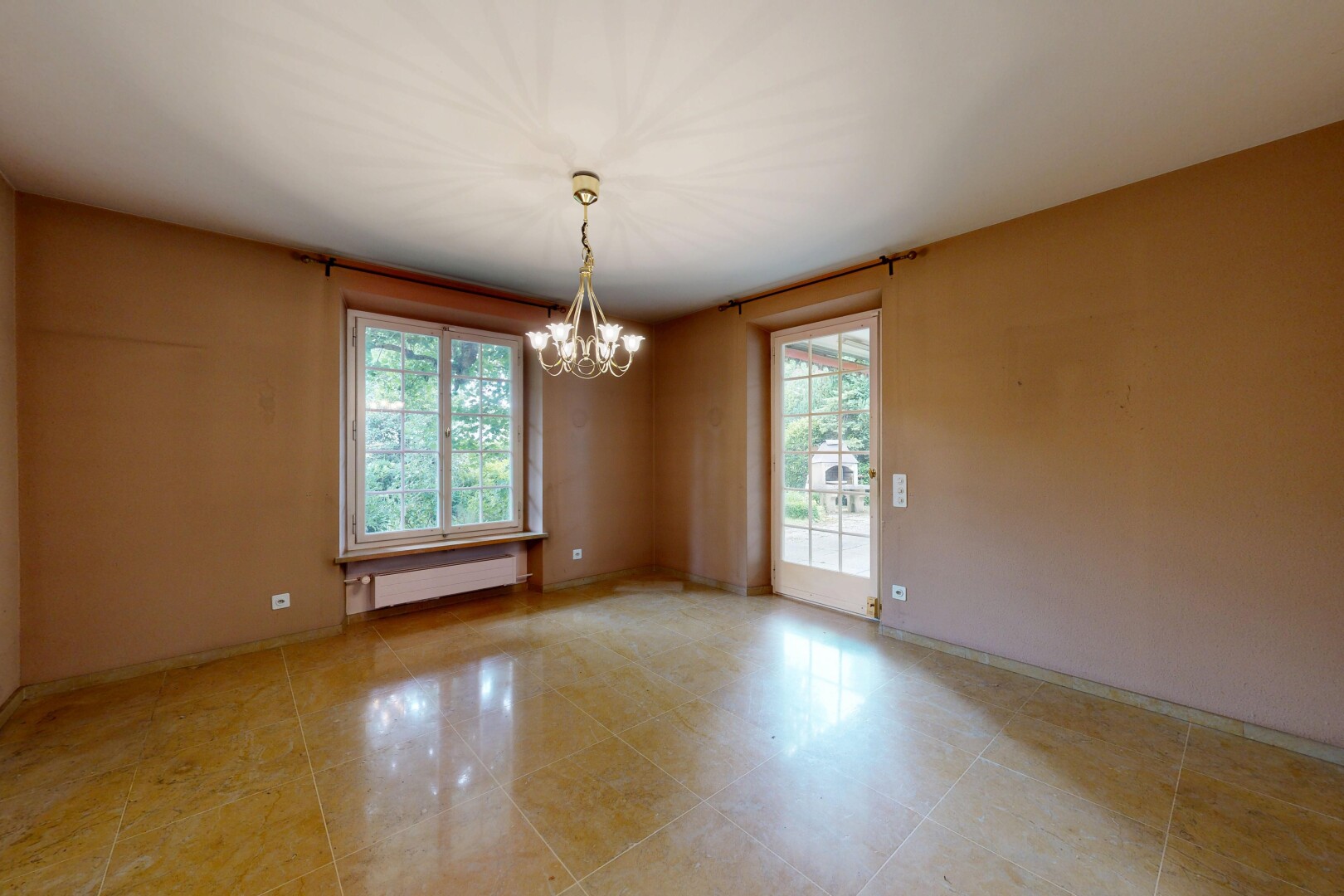 leerer raum mit bemerkenswerter kronleuchter, natürliches licht, natural light, gipskartonwand, und drywall