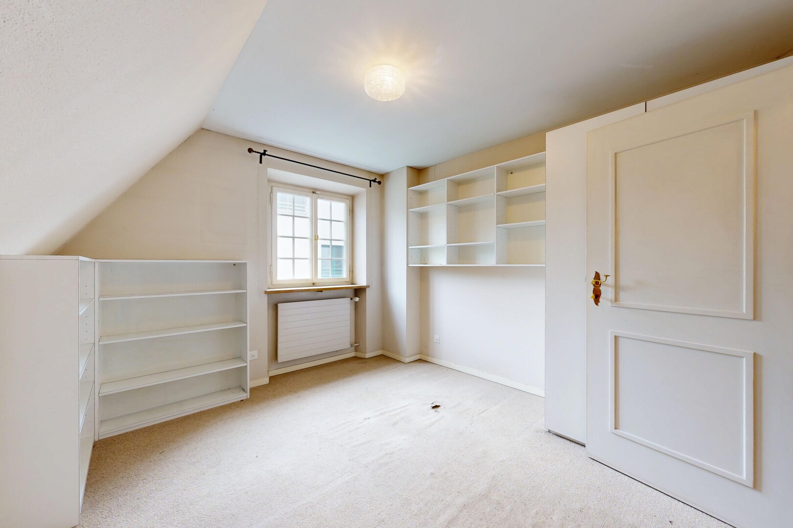 leerer raum mit dachschräge, vaulted ceiling, teppich, carpet, und inside property
