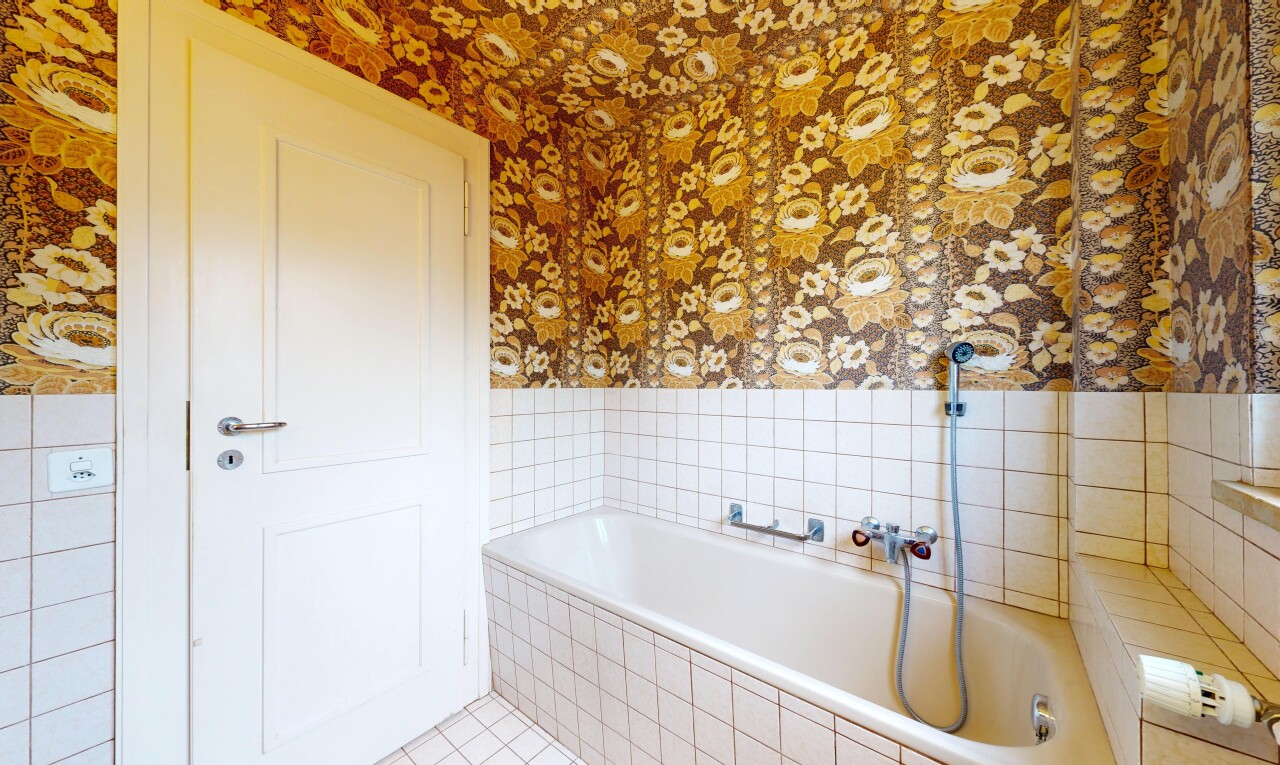 bad mit tapetenwand, wallpaper wall, bad, komplettes badezimmer, und inside property