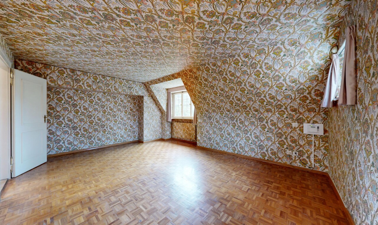 leerer raum mit tapetenwand, wallpaper wall, holzfußboden, wood finish floor, und parquet floor
