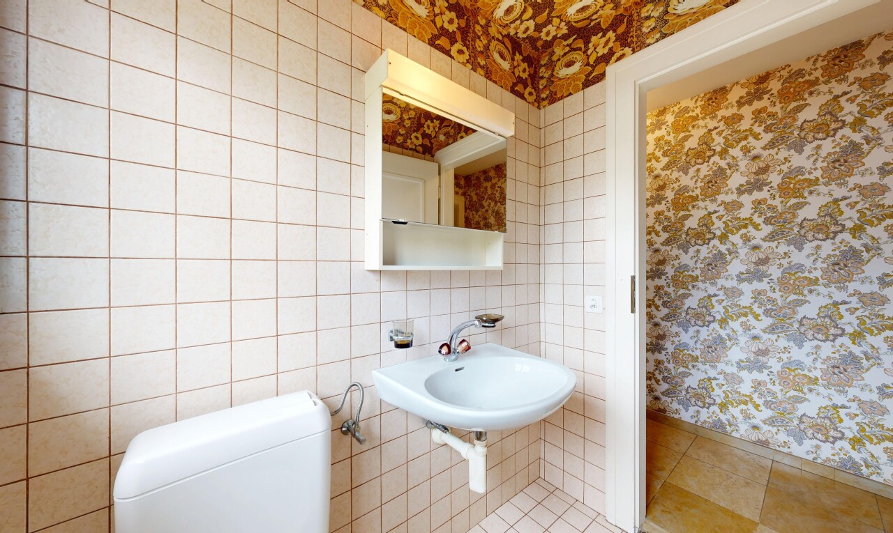 bad mit spiegel, tapetenwand, wallpaper wall, fliesenboden, und tile floor