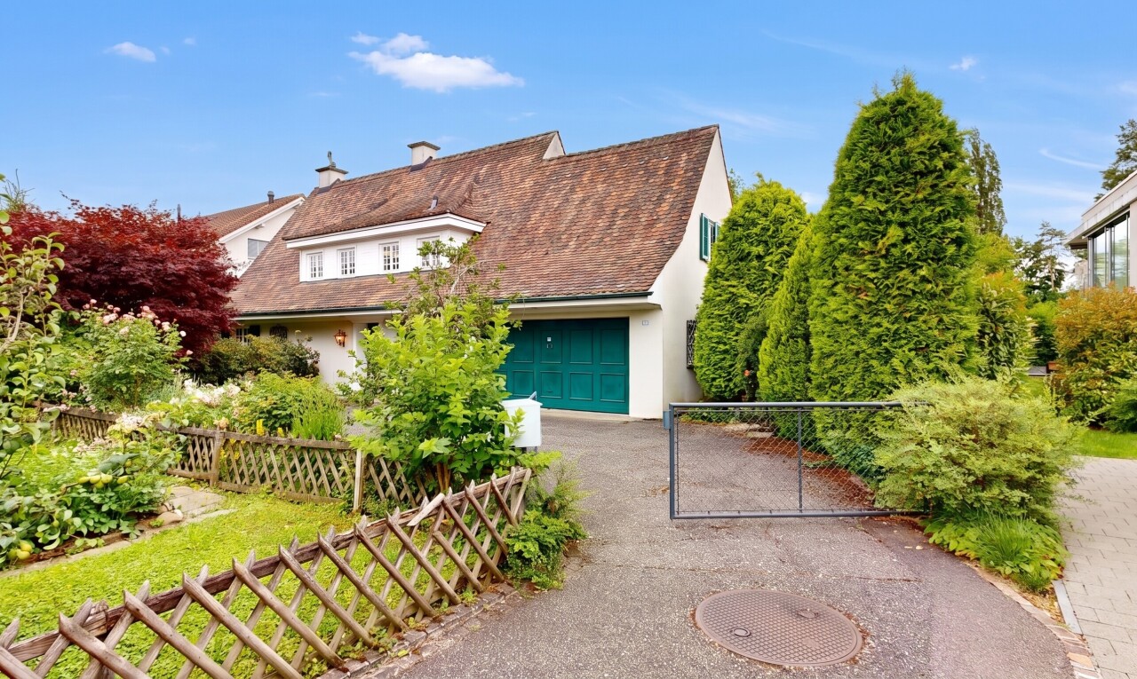 außenansicht mit property visible, dachgaube, day time, stuckverkleidung, und auffahrt