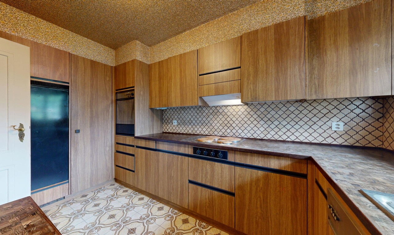 küche mit light floor, ofen, inside property, arbeitsplatten, und dark countertops