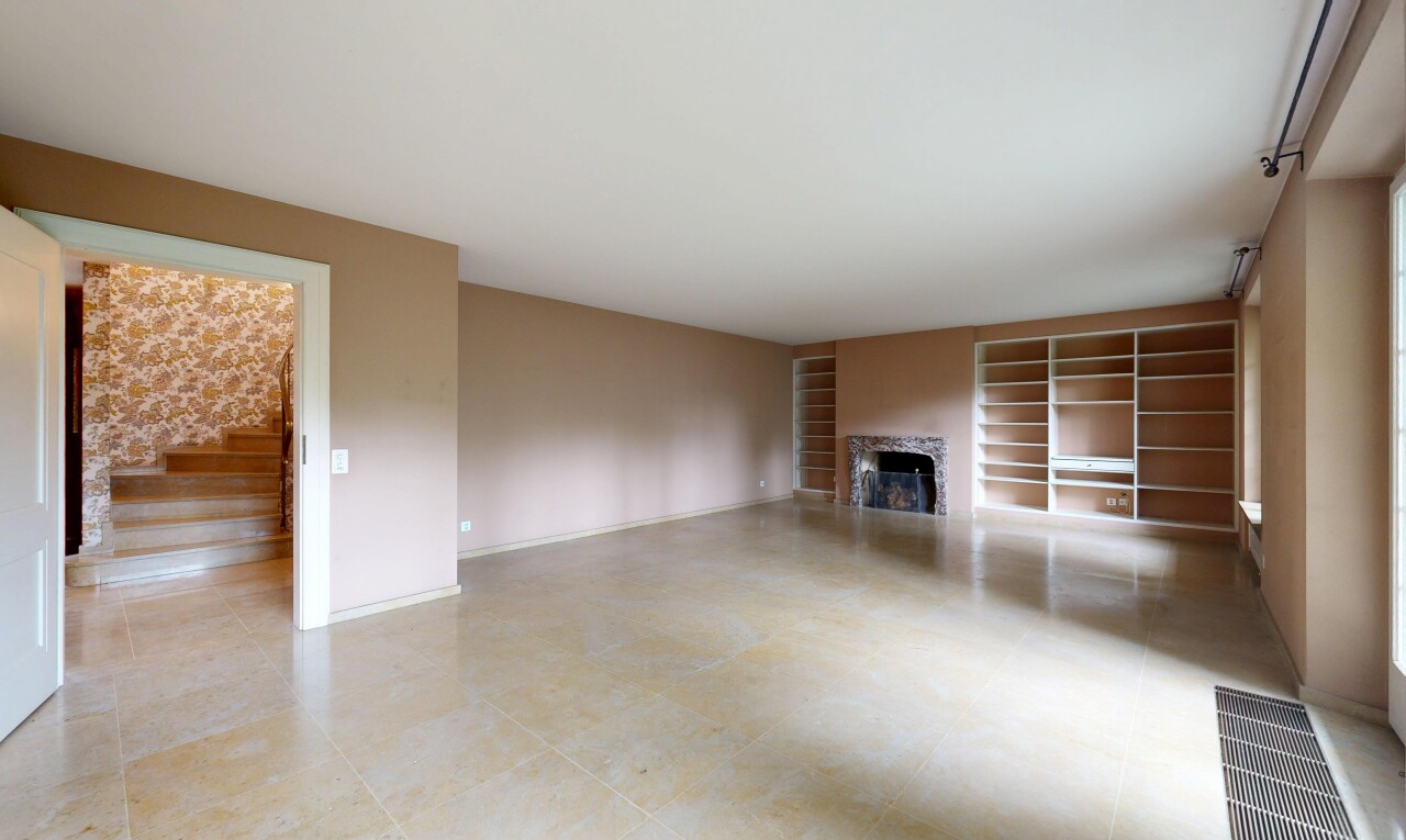 leerer raum mit kamin, gipskartonwand, drywall, inside property, und light floor