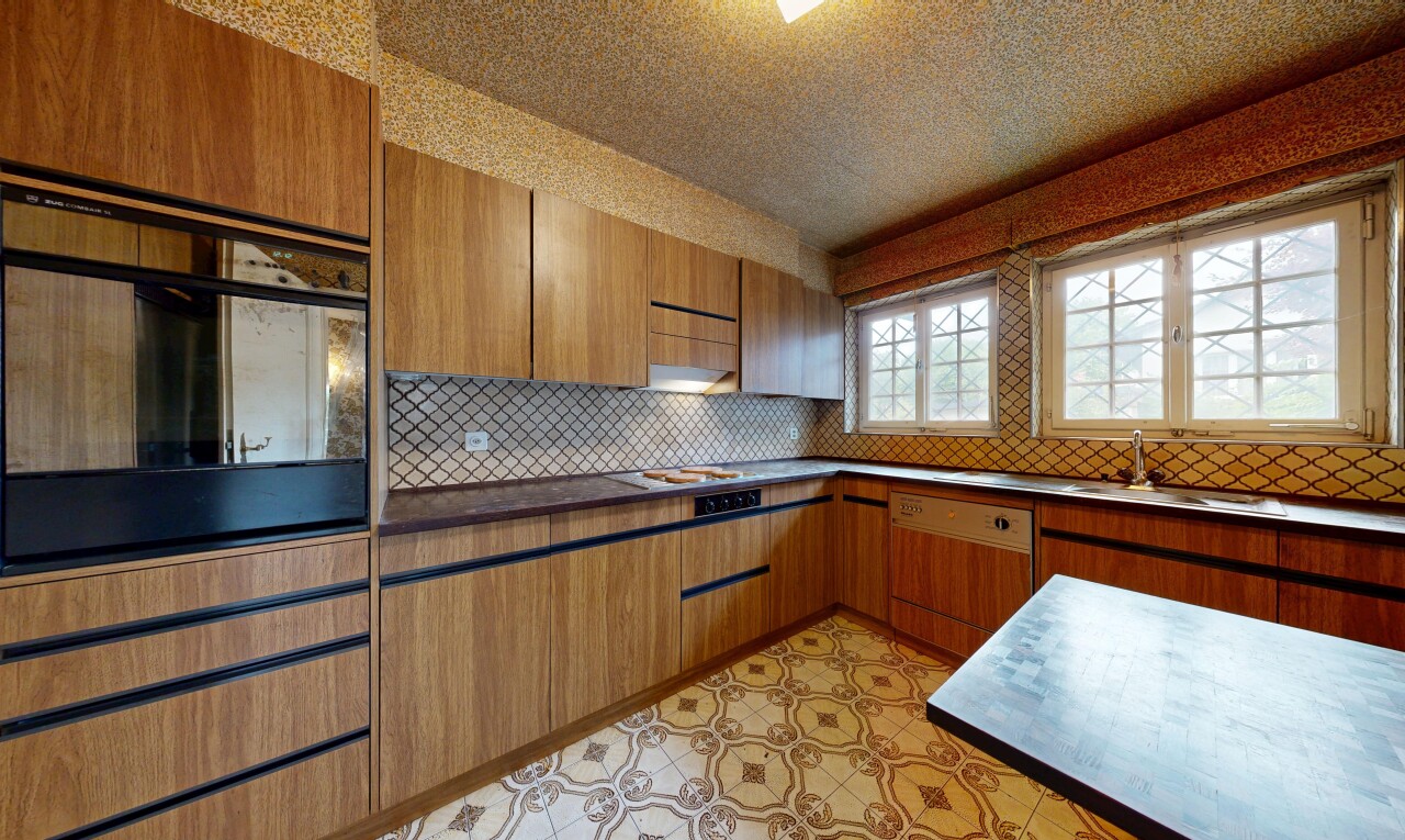 küche mit ofen, mittelbraune schränke, medium brown cabinets, light floor, und vinylboden