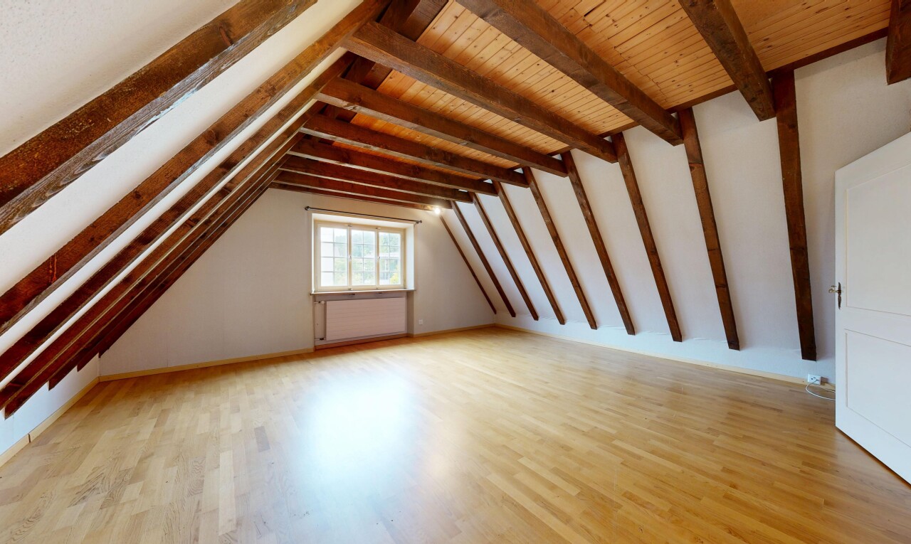 leerer raum mit balkendecke, beamed ceiling, inside property, natürliches licht, und natural light