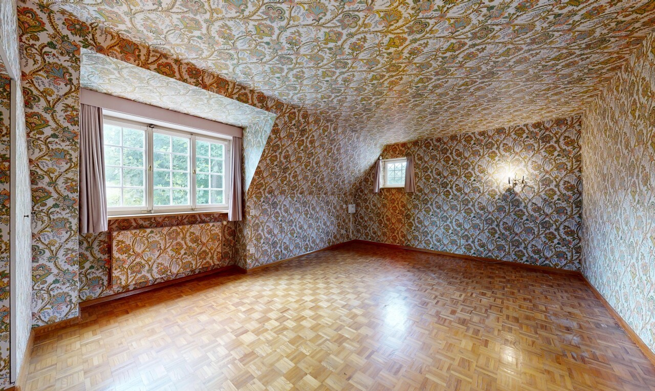 leerer raum mit tapetenwand, wallpaper wall, parquet floor, natürliches licht, und natural light