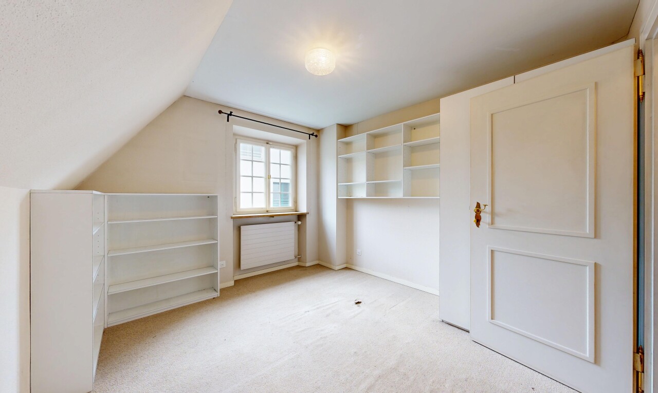 leerer raum mit dachschräge, vaulted ceiling, teppich, carpet, und inside property