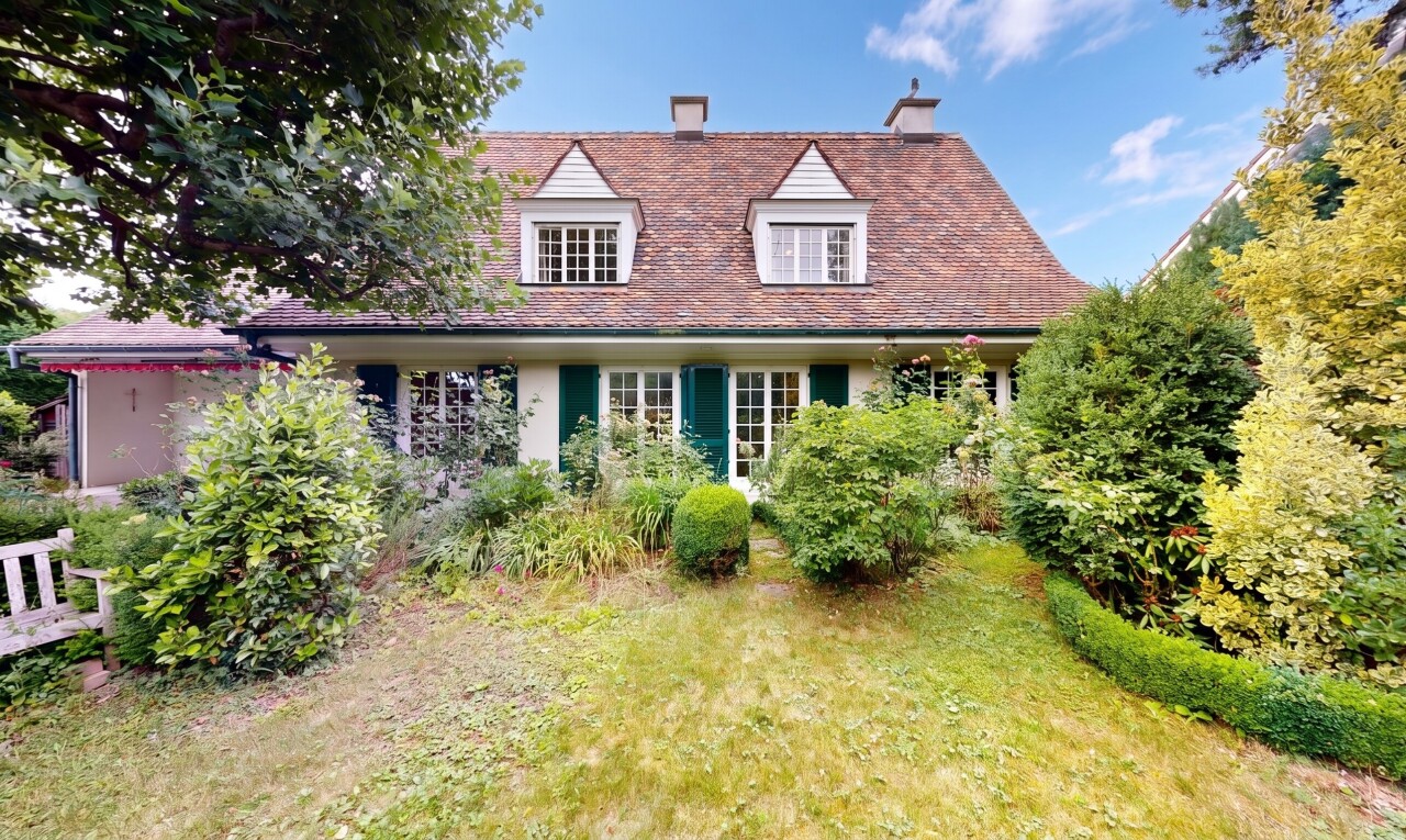 außenansicht mit schornstein, dachgaube, property visible, day time, und rasen