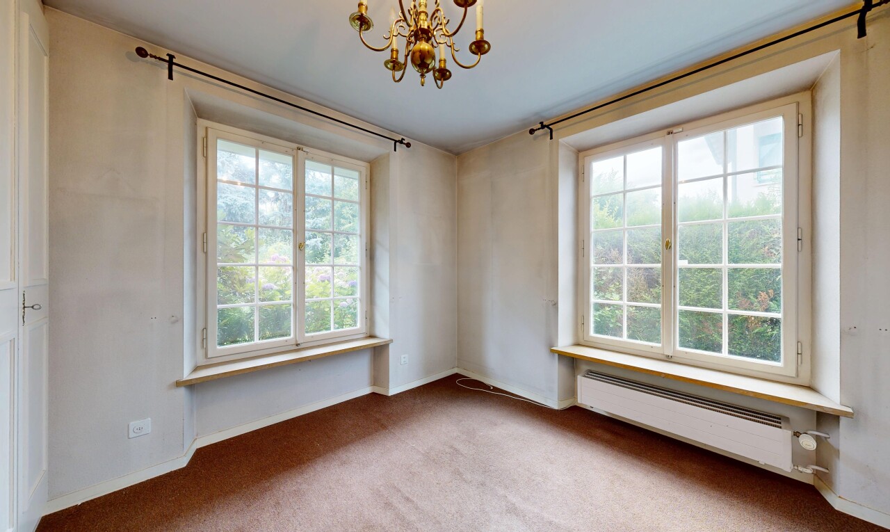 leerer raum mit gipskartonwand, drywall, inside property, bemerkenswerter kronleuchter, und teppich