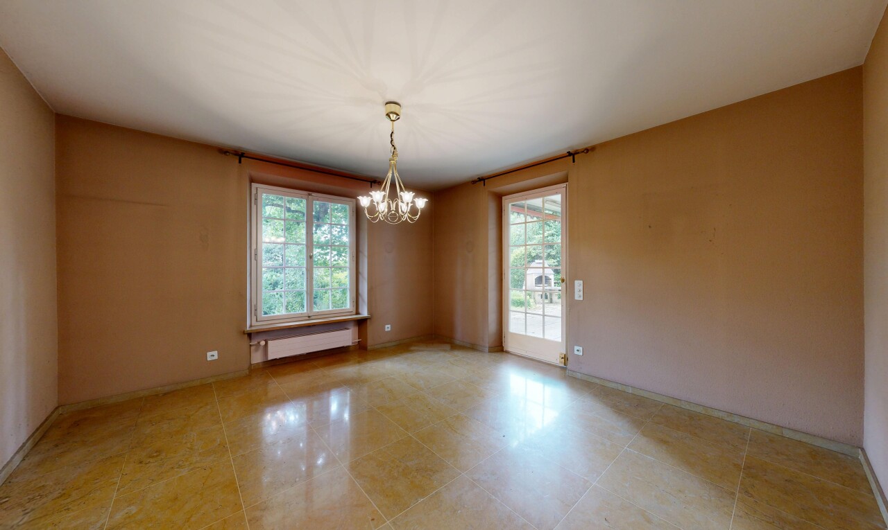 leerer raum mit bemerkenswerter kronleuchter, natürliches licht, natural light, gipskartonwand, und drywall