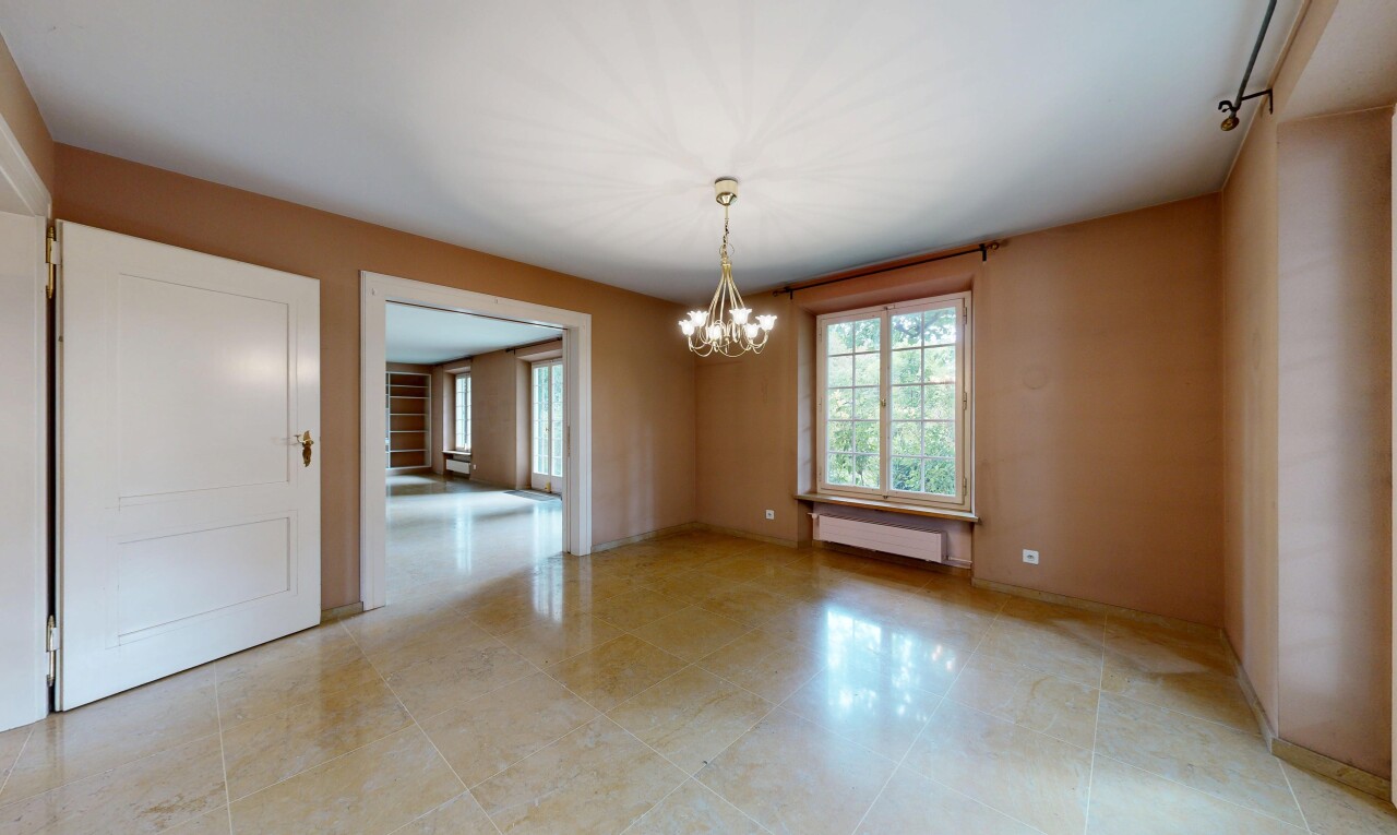 leerer raum mit bemerkenswerter kronleuchter, natürliches licht, natural light, gipskartonwand, und drywall