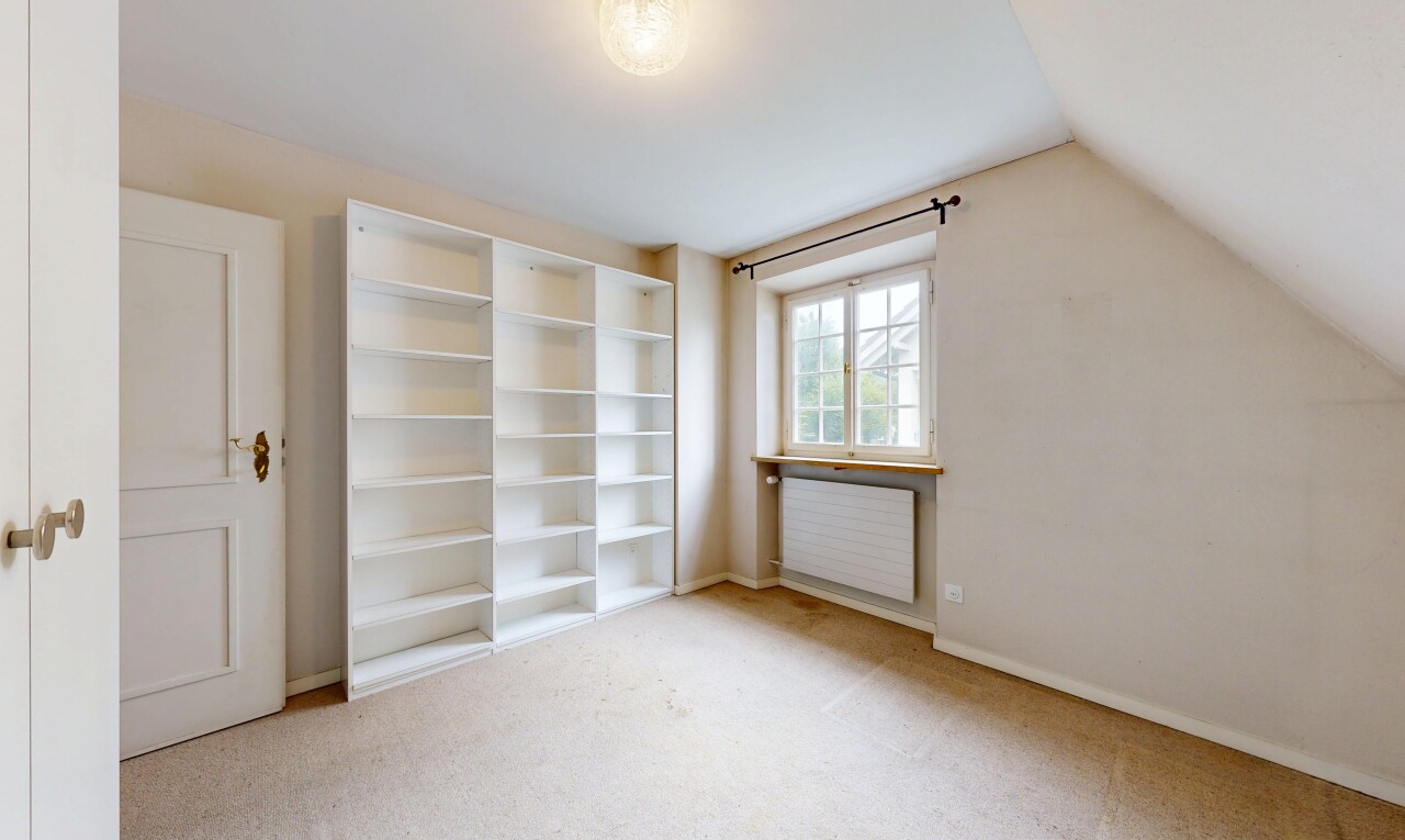 leerer raum mit gipskartonwand, drywall, dachschräge, vaulted ceiling, und inside property
