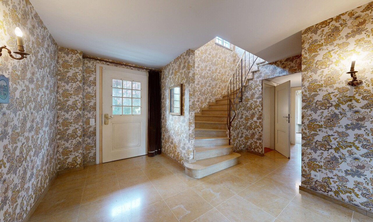 treppe mit treppen, inside property, natürliches licht, natural light, und fliesenboden