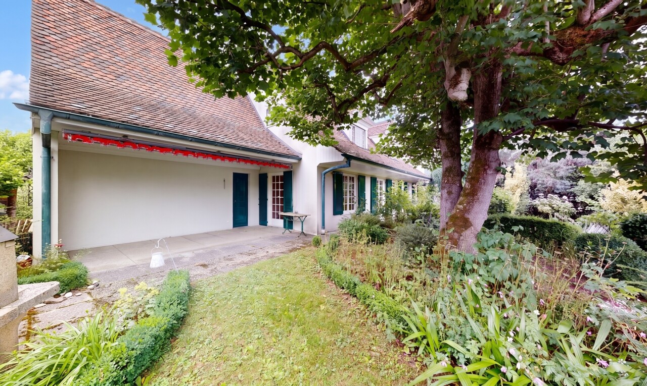 garten mit property visible, rasen, und terrasse