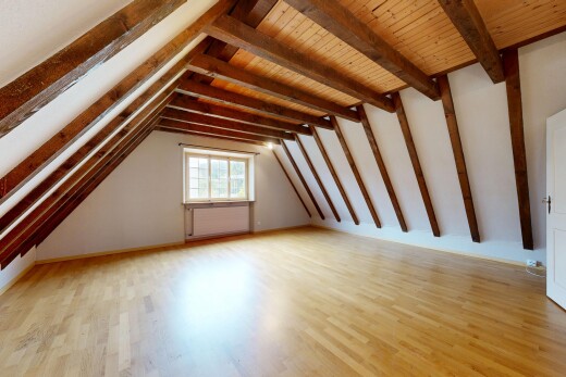 leerer raum mit balkendecke, beamed ceiling, inside property, natürliches licht, und natural light