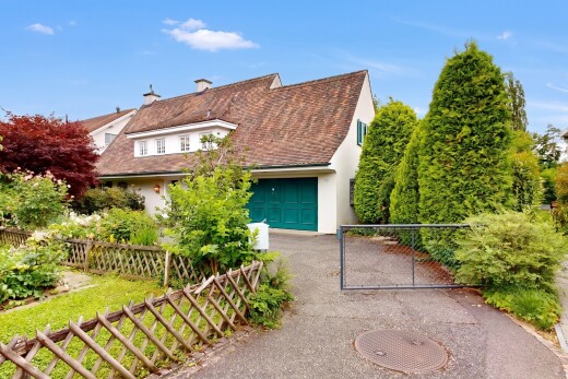außenansicht mit property visible, dachgaube, day time, stuckverkleidung, und auffahrt
