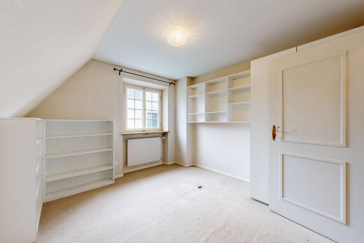 leerer raum mit dachschräge, vaulted ceiling, teppich, carpet, und inside property
