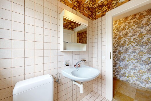 bad mit spiegel, tapetenwand, wallpaper wall, fliesenboden, und tile floor