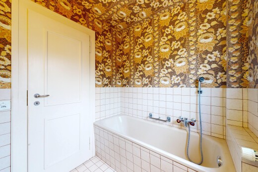bad mit tapetenwand, wallpaper wall, bad, komplettes badezimmer, und inside property
