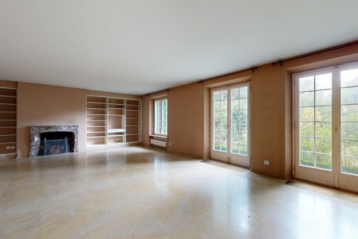 leerer raum mit inside property, eingebaute regale, built in shelves, kamin, und natürliches licht