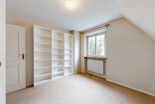 leerer raum mit gipskartonwand, drywall, dachschräge, vaulted ceiling, und inside property