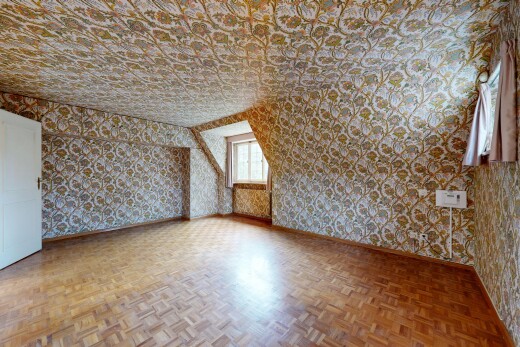 leerer raum mit tapetenwand, wallpaper wall, holzfußboden, wood finish floor, und parquet floor
