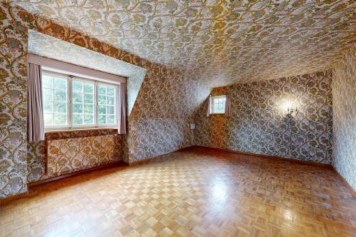 leerer raum mit tapetenwand, wallpaper wall, parquet floor, natürliches licht, und natural light