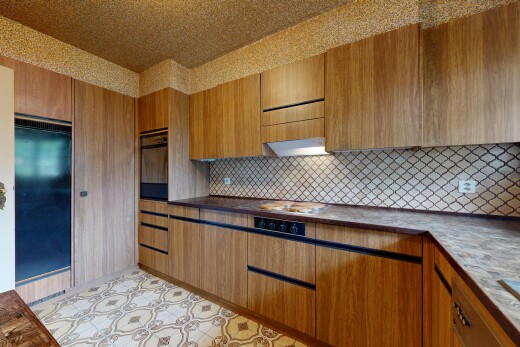 küche mit light floor, ofen, inside property, arbeitsplatten, und dark countertops