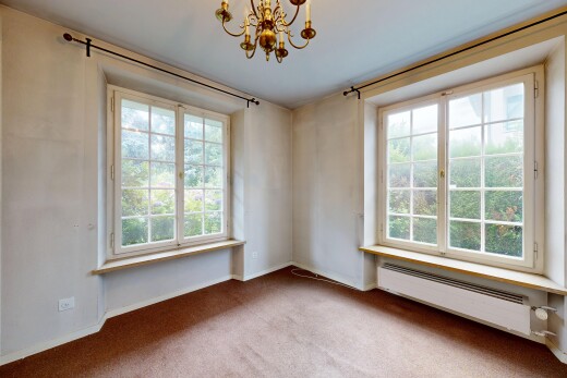 leerer raum mit gipskartonwand, drywall, inside property, bemerkenswerter kronleuchter, und teppich