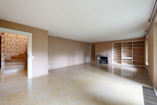 leerer raum mit kamin, gipskartonwand, drywall, inside property, und light floor