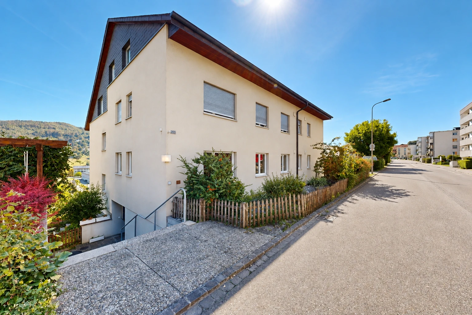 außenansicht mit stuckverkleidung, day time, zaun, und from community