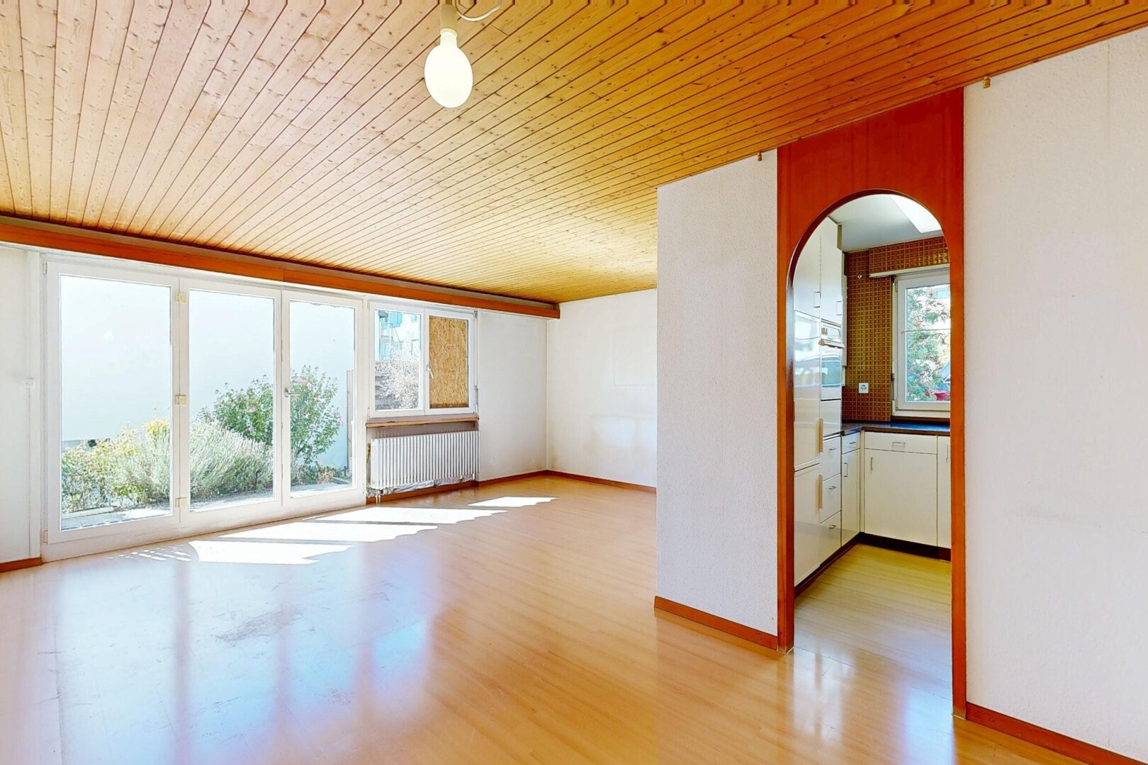 leerer raum mit wood ceiling, holzdecke, kühler, gewölbte gehwege, und high end ceiling
