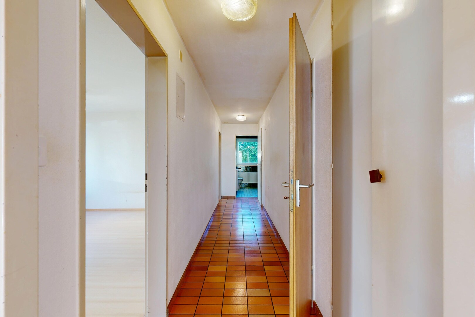 halle / korridor mit drywall, gipskartonwand, inside property, tile floor, und fliesenboden