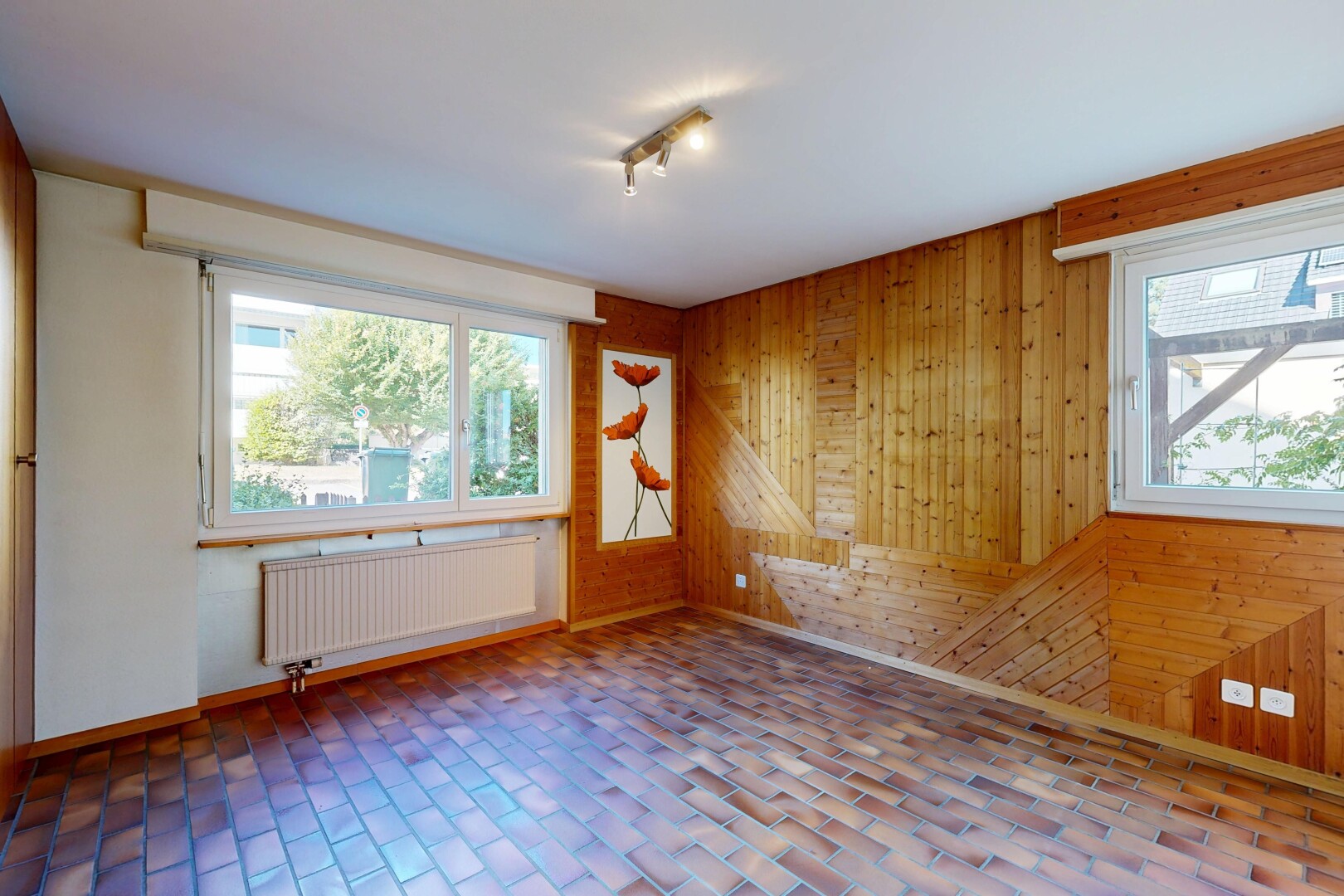 leerer raum mit deckenbeleuchtung, holzwand, wood wall, kühler, und dated wood wall