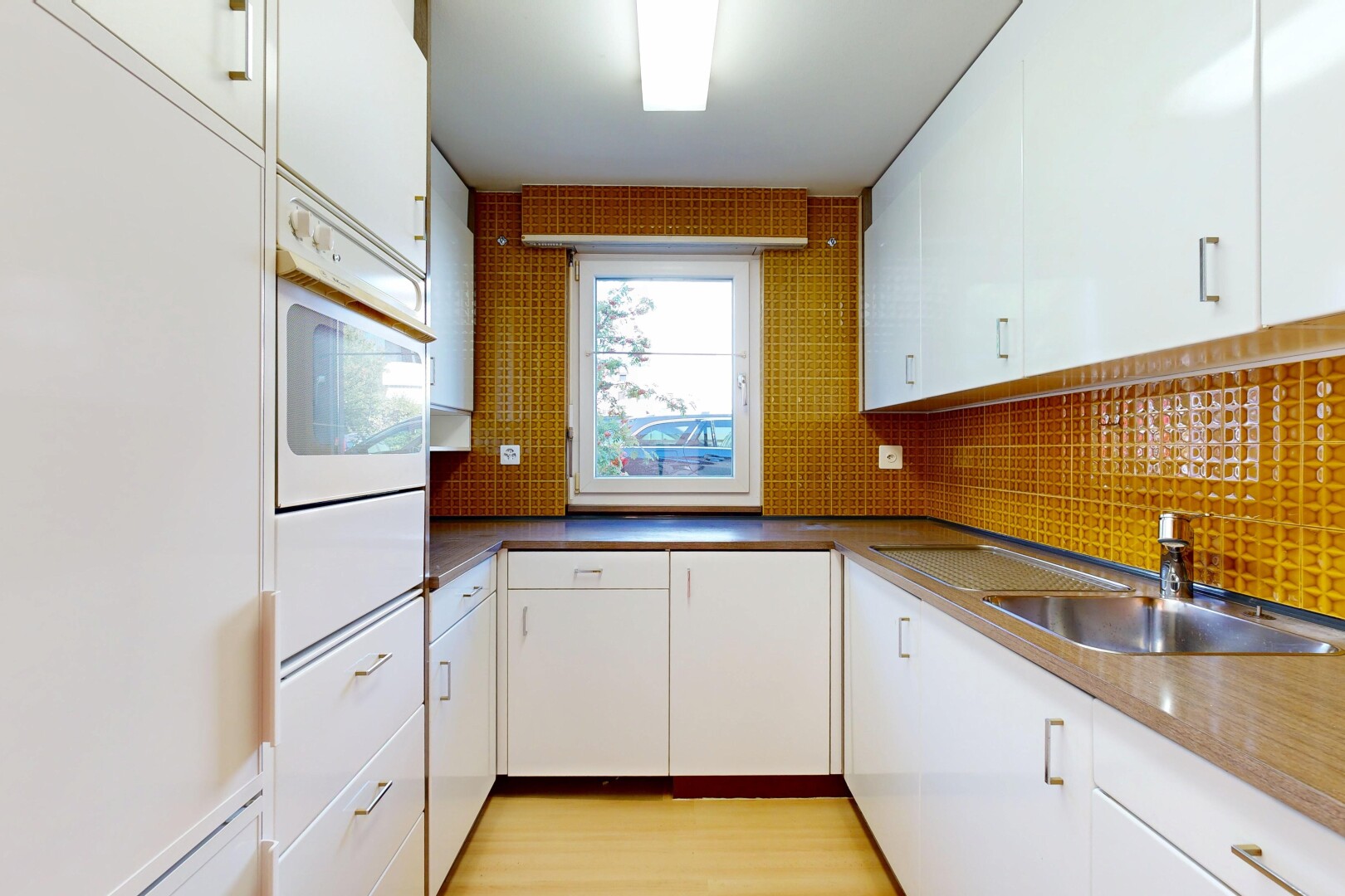 küche mit white cabinets, weiße schränke, ofen, waschbecken, und light floor