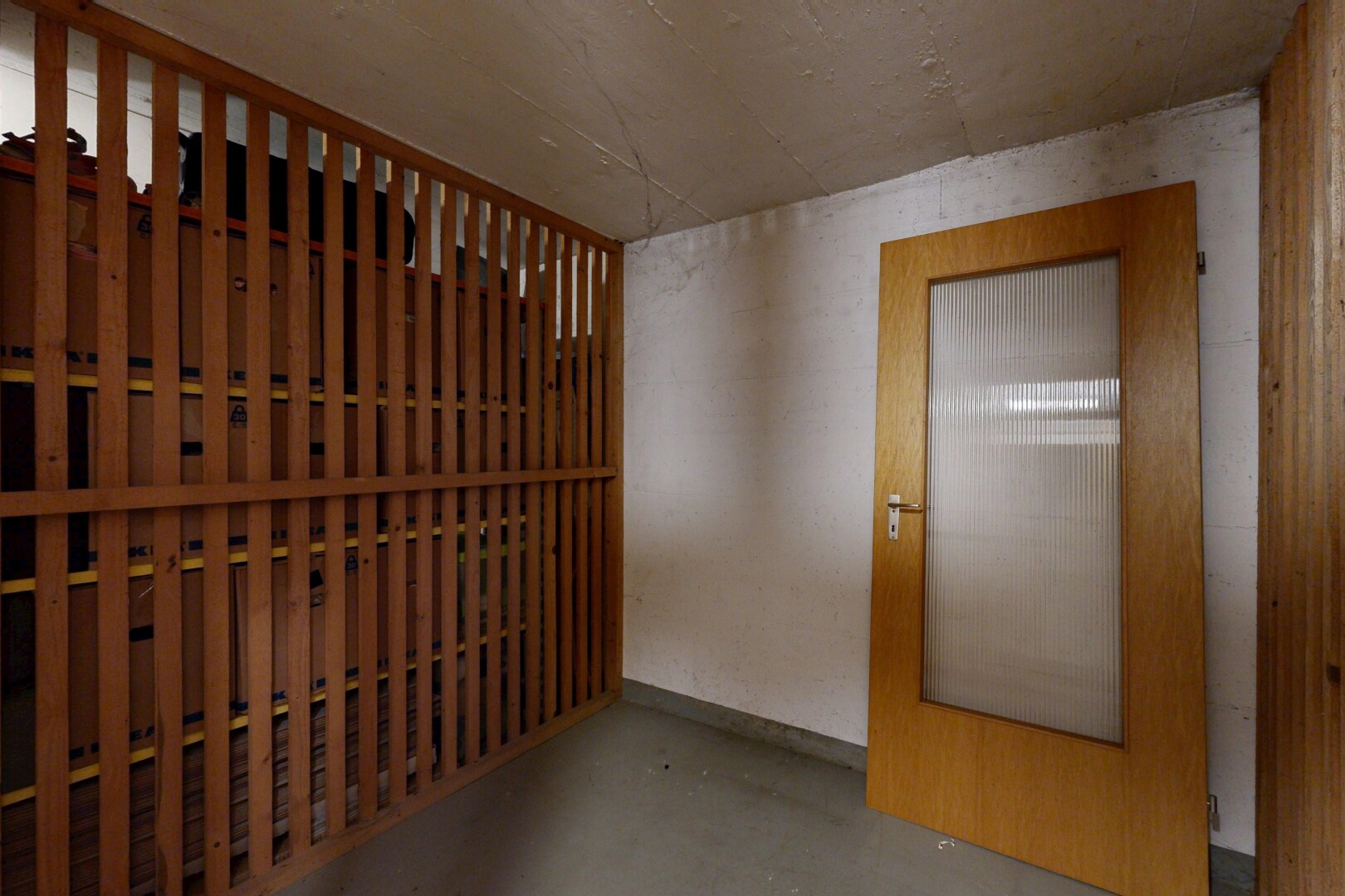 keller mit betonboden und concrete floor