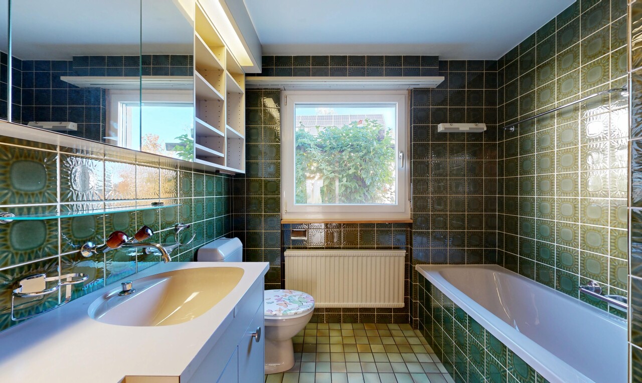 bad mit kühler, tile wall, fliesenwand, komplettes badezimmer, und toilette