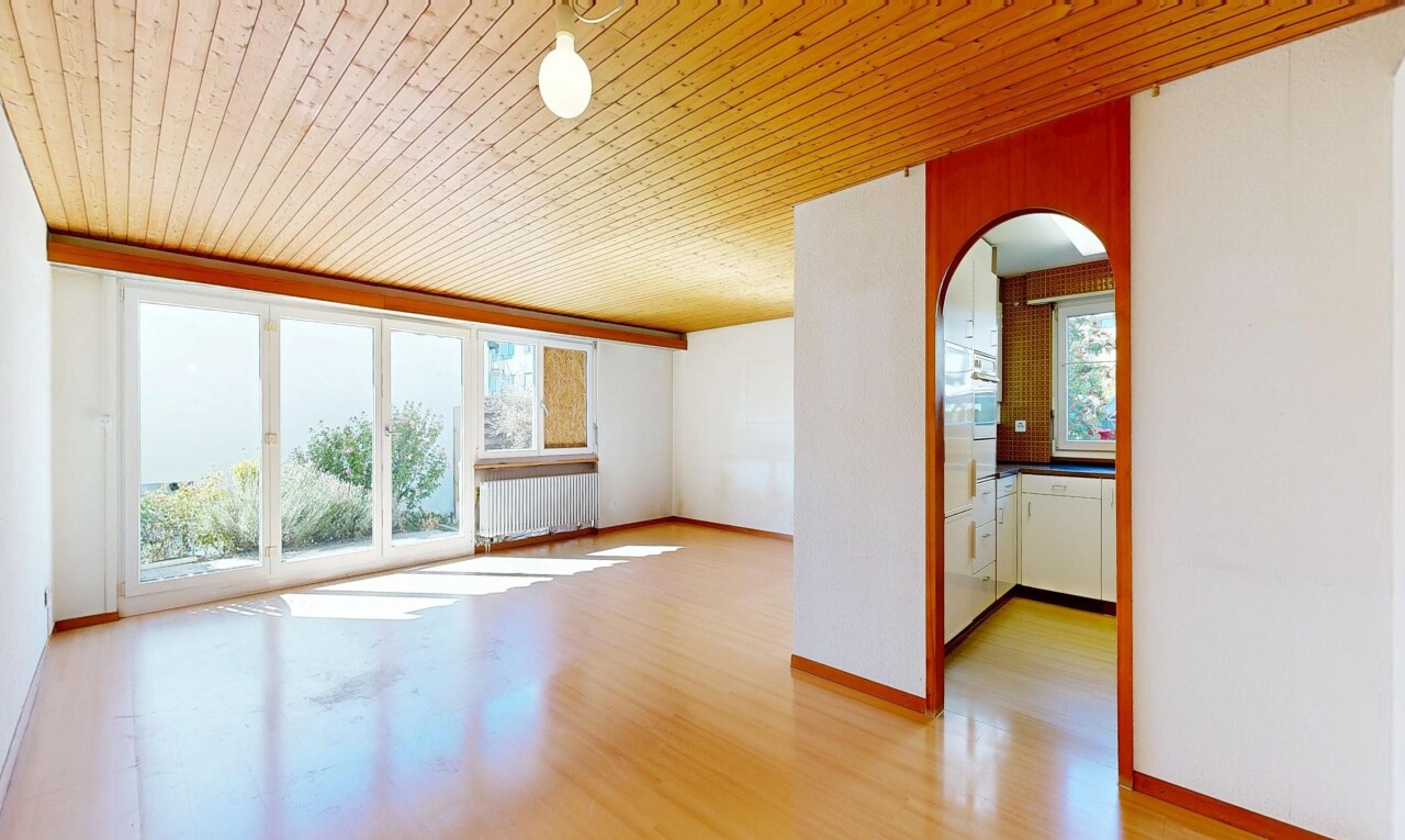 leerer raum mit wood ceiling, holzdecke, kühler, gewölbte gehwege, und high end ceiling