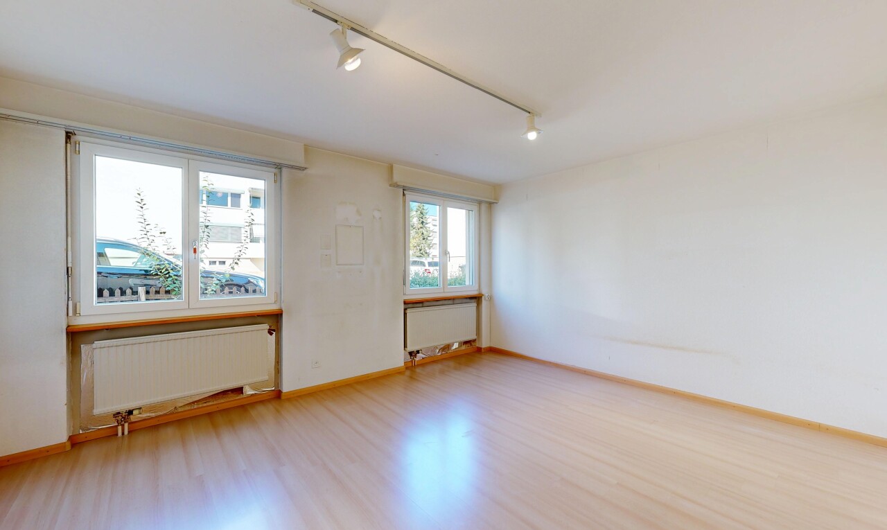leerer raum mit deckenbeleuchtung, kühler, gipskartonwand, drywall, und natürliches licht