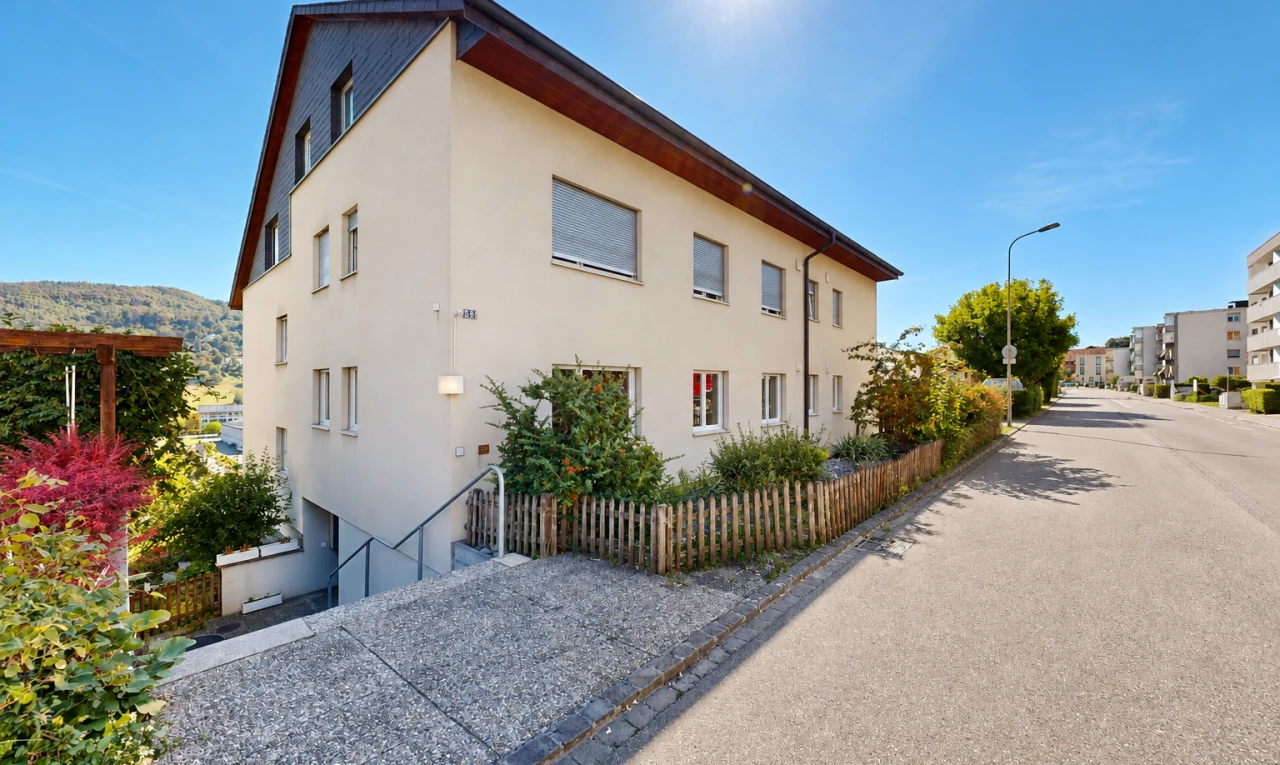 außenansicht mit stuckverkleidung, day time, zaun, und from community