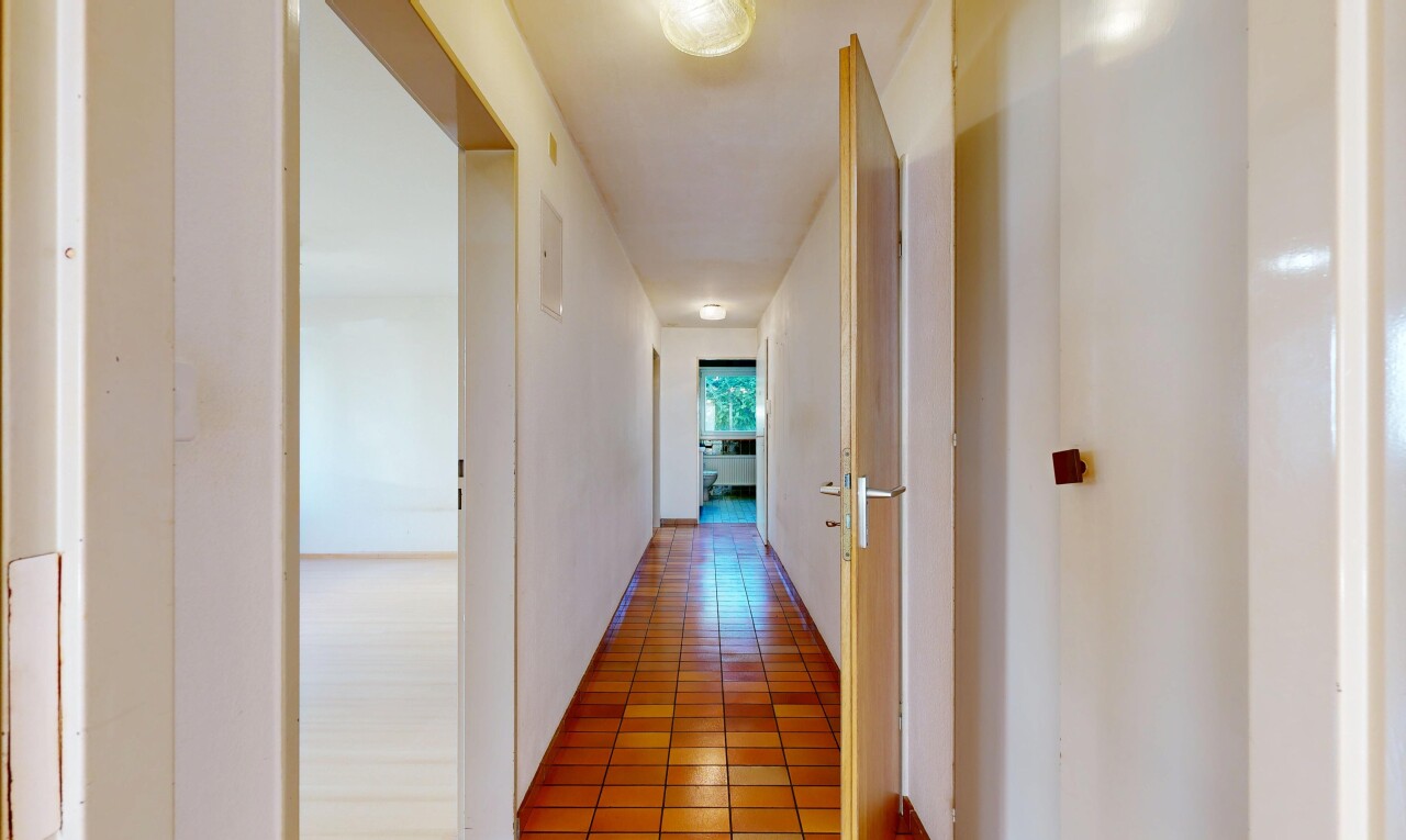 halle / korridor mit drywall, gipskartonwand, inside property, tile floor, und fliesenboden