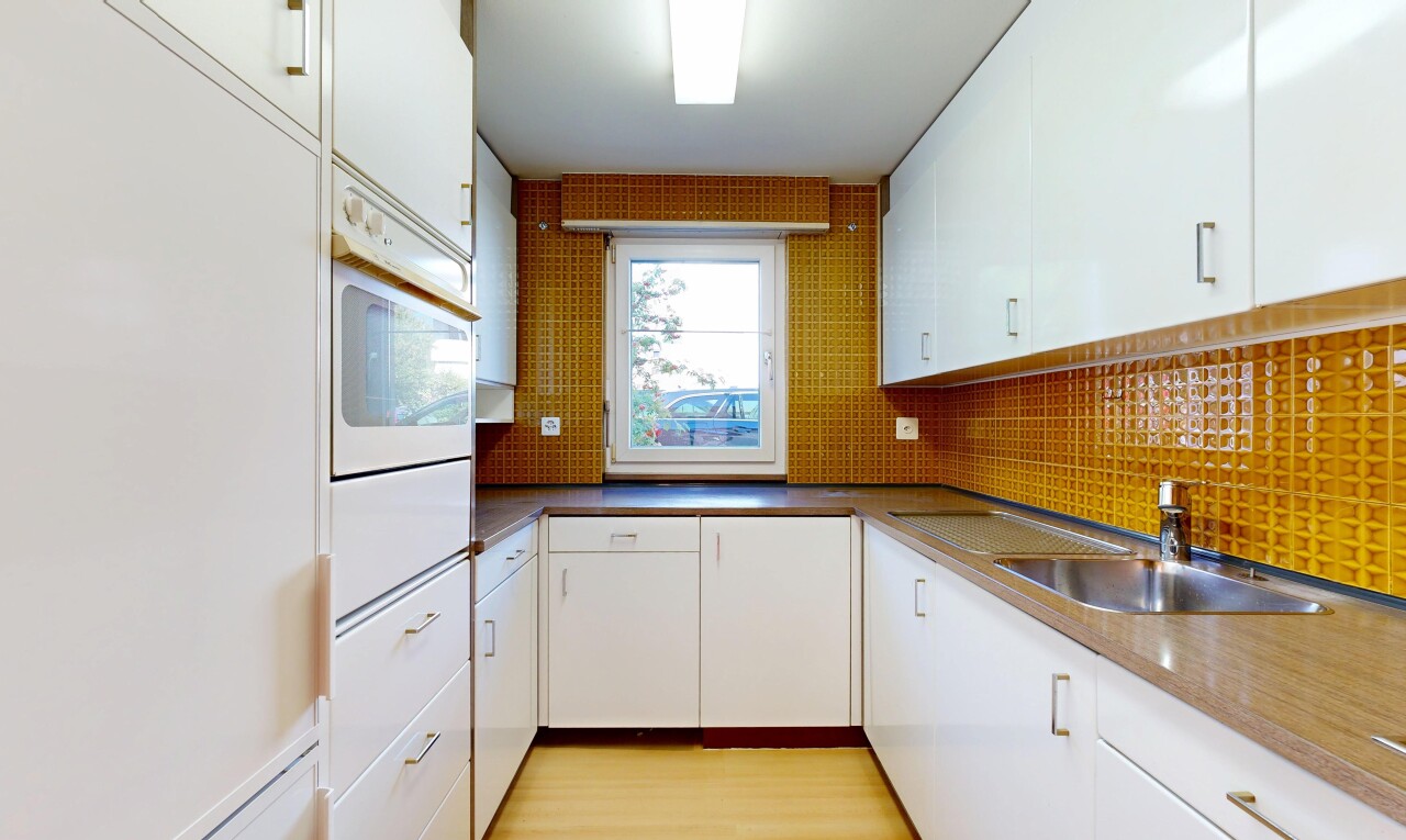 küche mit white cabinets, weiße schränke, ofen, waschbecken, und light floor