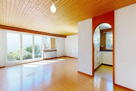 leerer raum mit wood ceiling, holzdecke, kühler, gewölbte gehwege, und high end ceiling
