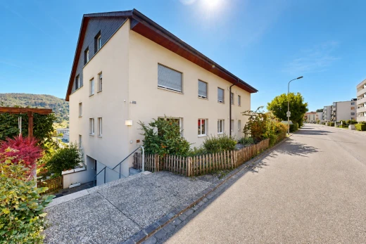 außenansicht mit stuckverkleidung, day time, zaun, und from community