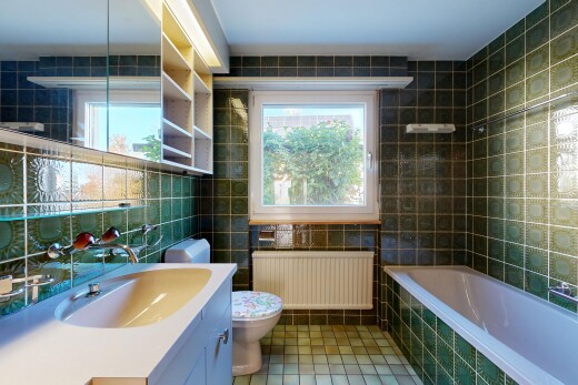 bad mit kühler, tile wall, fliesenwand, komplettes badezimmer, und toilette