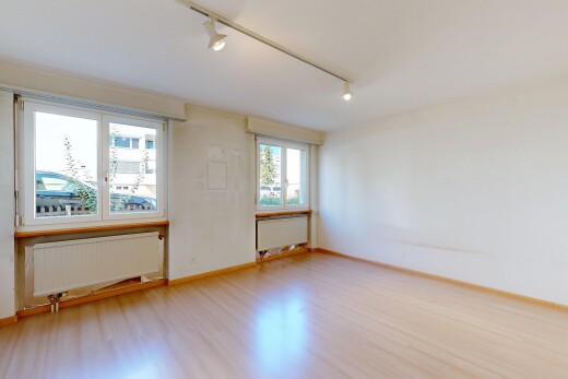 leerer raum mit deckenbeleuchtung, kühler, gipskartonwand, drywall, und natürliches licht