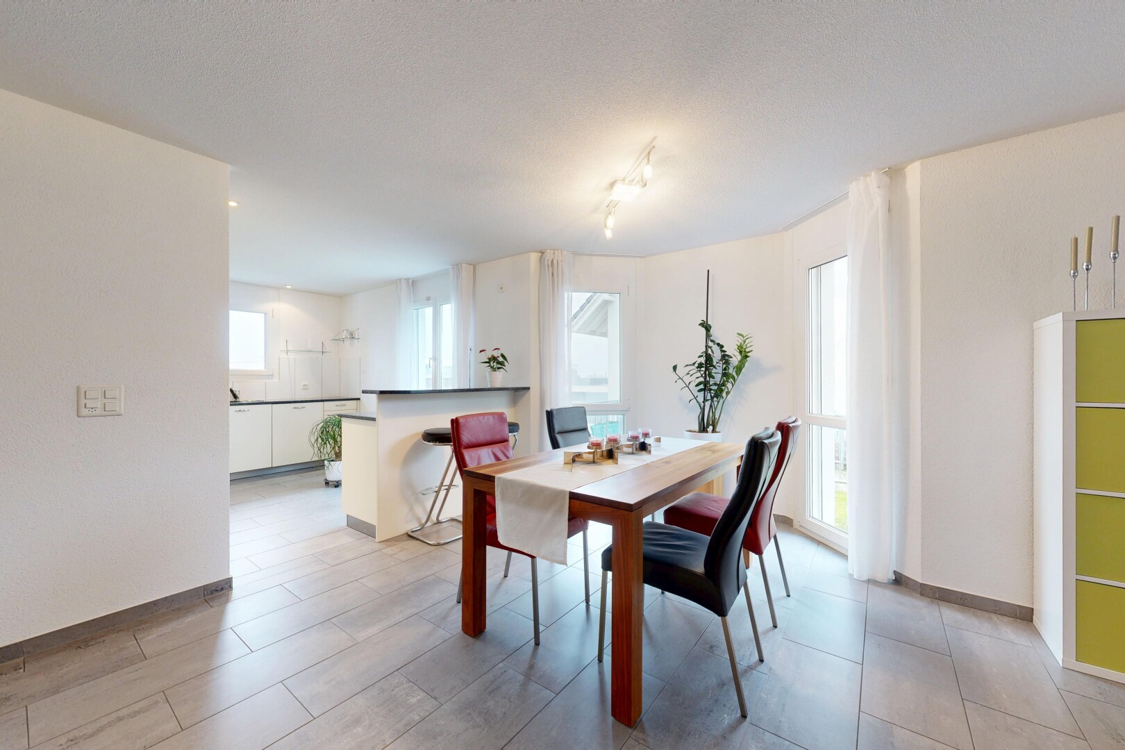 salle à manger avec inside property, cloison sèche, drywall, lumière naturelle, et natural light